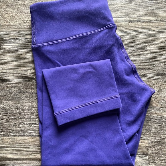 Size 6 lulu crop in MINT condition NO PILLING - Picture 2 of 5